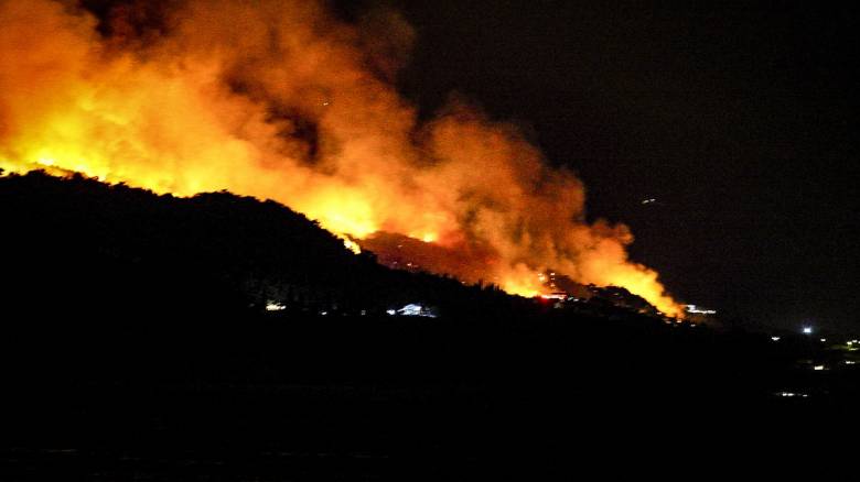 Φωτιά στην Εύβοια: Εκκενώθηκαν σπίτια στην Κάρυστο