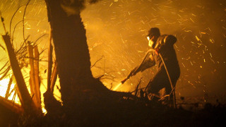 Πυρκαγιά στην Κάρυστο: Νύχτα αγωνίας και εκκενώσεις σπιτιών