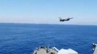 Η στιγμή που τουρκικό F-16 «χαιρετά» το γεωτρύπανο Φατίχ