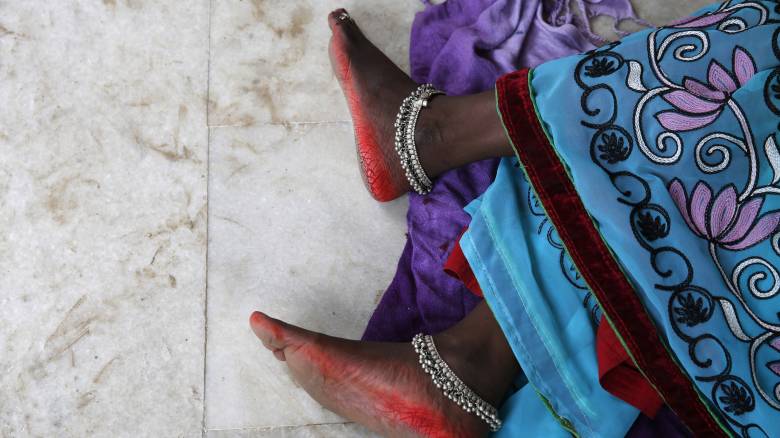 Ινδία: Ξυλοκόπησαν και ξύρισαν τα κεφάλια μητέρας και κόρης επειδή αντιστάθηκαν σε βιαστές