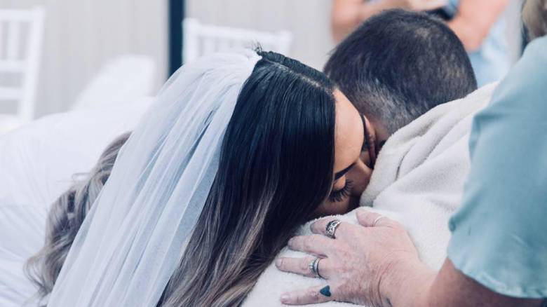 Ο γάμος που «λύγισε» το Διαδίκτυο: Τον παντρεύτηκε μια ημέρα πριν πεθάνει