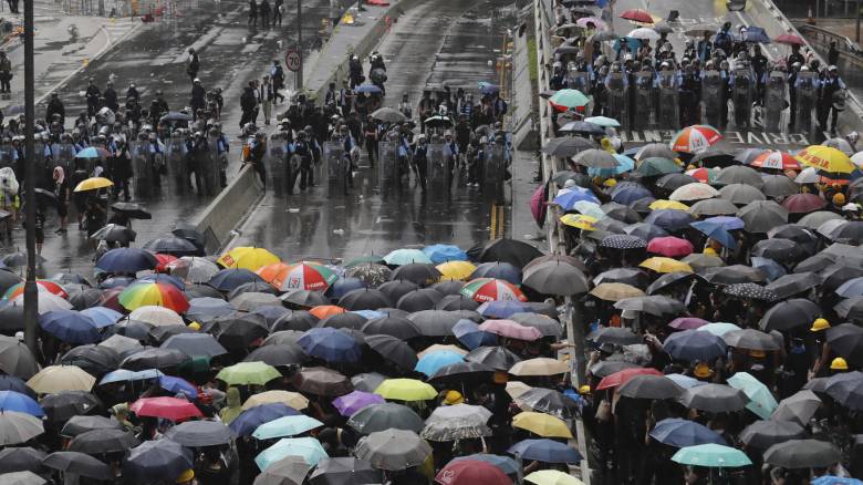 Χάος στο Χονγκ Κονγκ: «Άγριες» συγκρούσεις των διαδηλωτών με την αστυνομία
