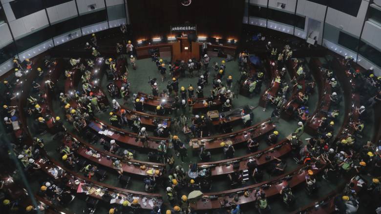 «Άγριες» συγκρούσεις στο Χονγκ Κονγκ: Διαδηλωτές εισέβαλαν στο Κοινοβούλιο
