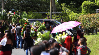 Ελ Σαλβαδόρ: Θρήνος στην κηδεία πατέρα και κόρης που πνίγηκαν στον Ρίο Γκράντε