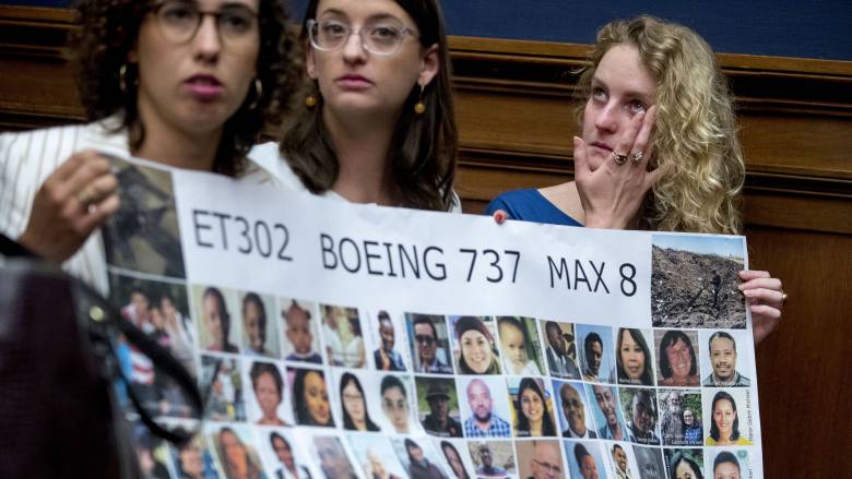 H Boeing δίνει 100 εκατ. δολάρια στις οικογένειες των θυμάτων των αεροπορικών τραγωδιών