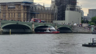 Λονδίνο: Σκάφος αναψυχής «σφήνωσε» στη γέφυρα του Γουεστμίνστερ
