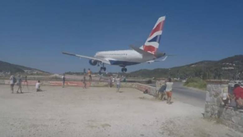 Συγκλονιστικό βίντεο: Αεροπλάνο περνά «ξυστά» πάνω από τουρίστες στη Σκιάθο