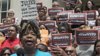 ΗΠΑ: Δεν θα ασκηθεί δίωξη στον αστυνομικό που κατηγορείται ότι έπνιξε τον Αφροαμερικανό Έρικ Γκάρνερ
