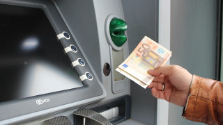 «Τσουχτερές» χρεώσεις στις διατραπεζικές αναλήψεις μέσω ΑΤΜ από την ερχόμενη εβδομάδα