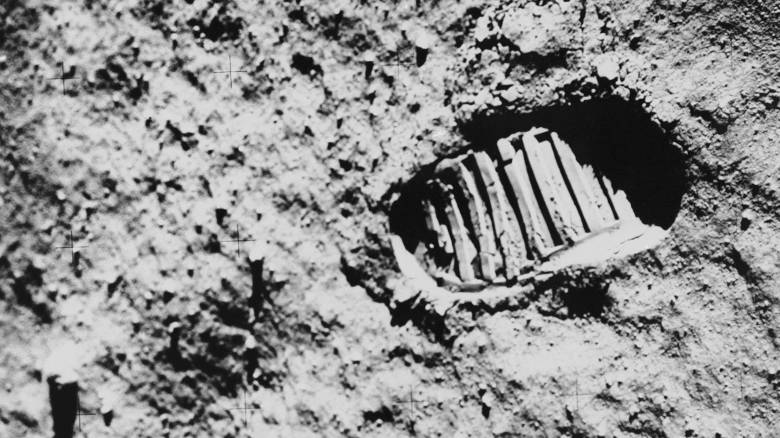 «Ένα μεγάλο άλμα για την ανθρωπότητα»: 50 χρόνια πριν ο Νιλ Άρμστρονγκ πάτησε στη Σελήνη