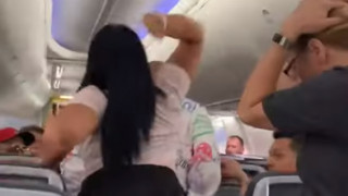 Επεισοδιακή πτήση: Του έφερε το λάπτοπ στο κεφάλι γιατί κοίταξε άλλη γυναίκα