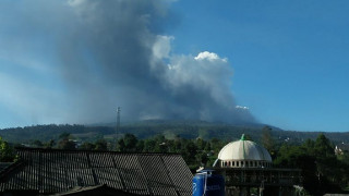 Έκρηξη ηφαιστείου στην Ινδονησία: Εκκενώθηκαν κατοικίες