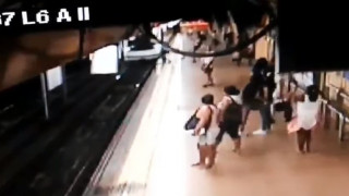 Νέα σοκαριστική επίθεση: Κλώτσησε και έριξε άνδρα στις ράγες του μετρό (vid)