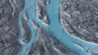 Ο πλανήτης εκπέμπει SOS: Η Γροιλανδία έχασε 10 δισ. τόνους πάγου μέσα σε 24 ώρες