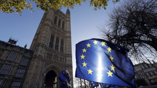 Η ΕΕ προειδοποιεί: Ένα «σκληρό» Brexit θα προκαλέσει σοβαρή αναταραχή