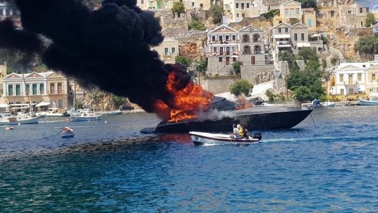 Φωτιά σε θαλαμηγό μέσα στο λιμάνι της Σύμης