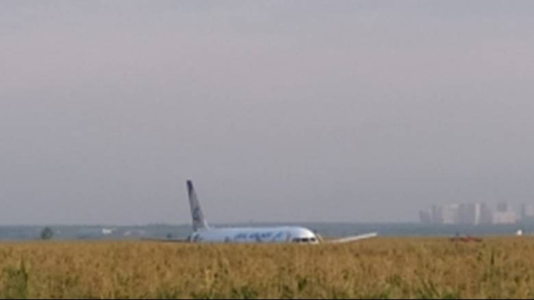 Συναγερμός στη Ρωσία: Αναγκαστική προσγείωση αεροσκάφους σε χωράφι