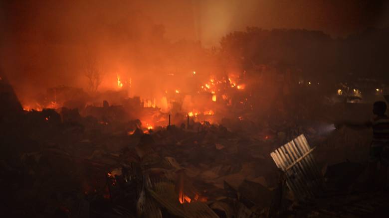Ασύλληπτη καταστροφή σε παραγκούπολη του Μπαγκλαντές: Πυρκαγιά άφησε άστεγους 10.000 άνθρωπους