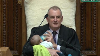 Νέα Ζηλανδία διδάσκει ξανά: Σε ρόλο... νταντάς, ο πρόεδρος της Βουλής ταΐζει νεογέννητο βουλευτή