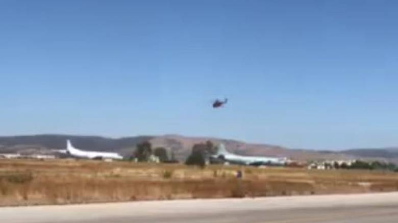 Η στιγμή που πυροσβεστικό ελικόπτερο απογειώνεται για να ριχτεί στη «μάχη» στον Βύρωνα