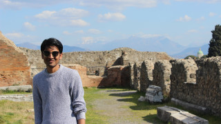 Ο 26χρονος Ινδός που στοχεύει να μάθουν σε όλο τον κόσμο στο στυλ... χαλαρά της Θεσσαλονίκης