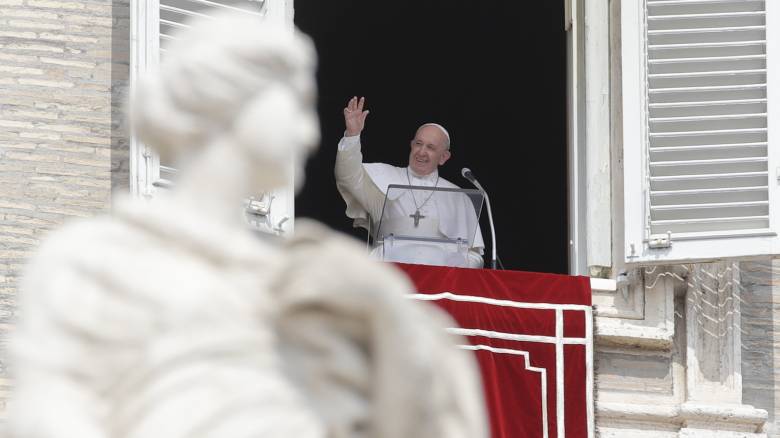 Ο πάπας Φραγκίσκος καθυστέρησε στην εβδομαδιαία ομιλία του γιατί… κλείστηκε στο ασανσέρ
