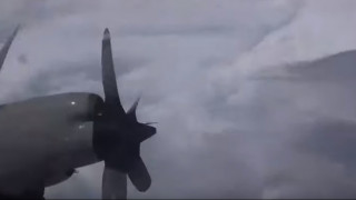 Βίντεο που «κόβει» την ανάσα: Αεροπλάνο περνά μέσα από τον τυφώνα Ντόριαν