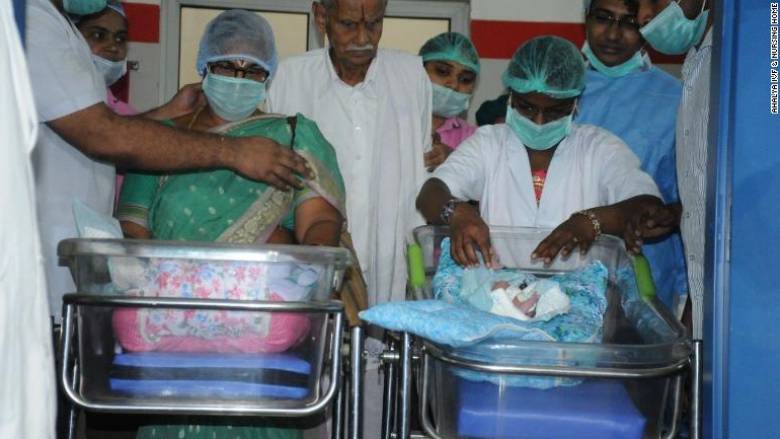 Απίστευτο και όμως αληθινό: Ινδή γέννησε δίδυμα σε ηλικία… 73 ετών
