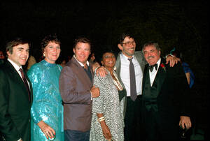 1986, Λος Άντζελες. Μέλη του αρχικού καστ της τηλεοπτικής σειράς "Star Trek", ποζάρουν μαζί στη γιορτή για τα 20 χρόνια της σειράς.