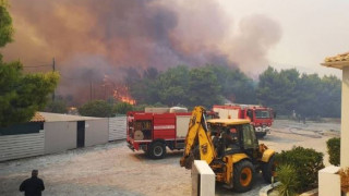 Ανεξέλεγκτη η φωτιά στη Ζάκυνθο: Εκκενώθηκαν δύο χωριά, στις αυλές σπιτιών οι φλόγες