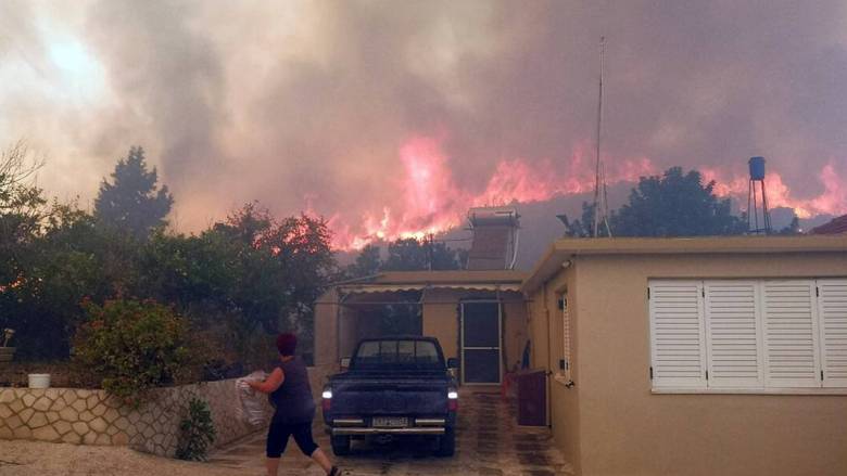 Ολονύχτια μάχη με τις φλόγες στη Ζάκυνθο: Κάηκαν σπίτια, ανεξέλεγκτες οι φλόγες