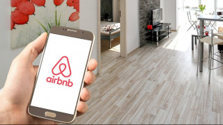 Εξετάζεται τέλος διαμονής και στις βραχυχρόνιες μισθώσεις τύπου Airbnb