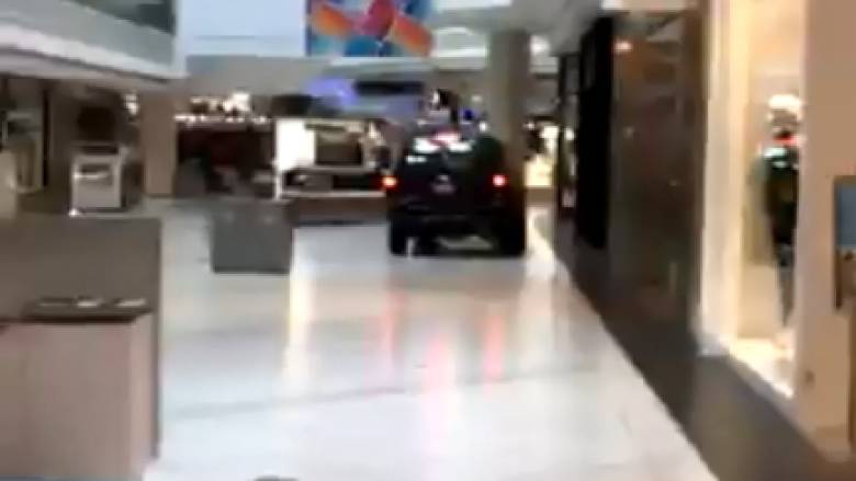 Πανικός στο Σικάγο: SUV εισέβαλε σε εμπορικό κέντρο