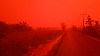 Γιατί ο ουρανός στην Ινδονησία έγινε κόκκινος;