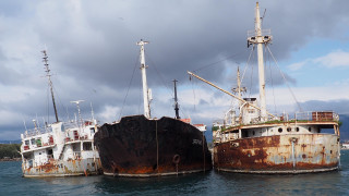 Απομάκρυνση τριών ναυαγίων από τον κόλπο της Ελευσίνας