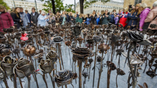 Ατσάλινα τριαντάφυλλα: Αποκαλύφθηκε στη Νορβηγία το μνημείο για τα θύματα της σφαγής του Μπρέιβικ