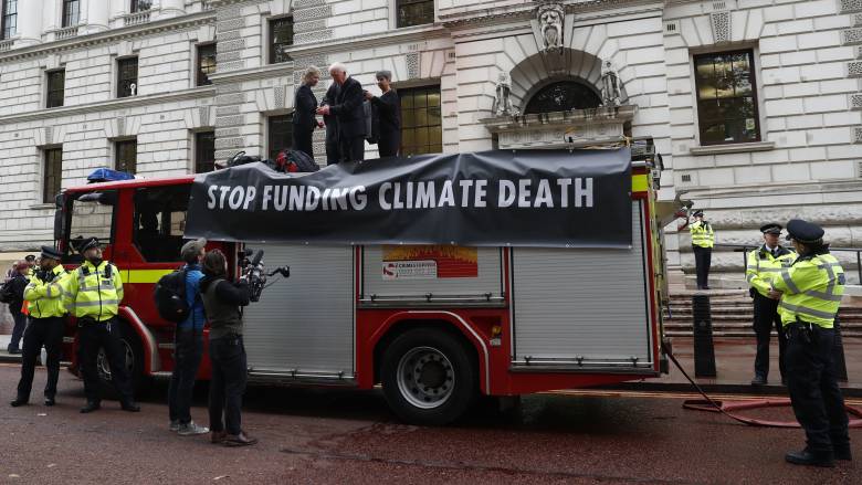 Βρετανία: Ακτιβιστές κατά της κλιματικής αλλαγής έβαψαν το ΥΠΟΙΚ με ψεύτικο «αίμα»