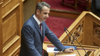 Βουλή - Ώρα πρωθυπουργού: Ο Μητσοτάκης απαντά στον Βαρουφάκη για το προσφυγικό