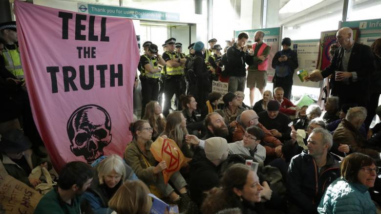 Λονδίνο: Ακτιβιστές της Extinction Rebellion «κατέλαβαν» το αεροδρόμιο Σίτι