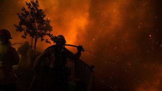 Πύρινη κόλαση στην Καλιφόρνια: Στις φλόγες κατοικημένη περιοχή του Λος Άντζελες