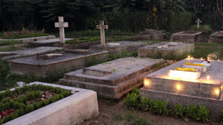 Ινδία: Νεογέννητο βρέφος εντοπίστηκε ζωντανό σε τάφο
