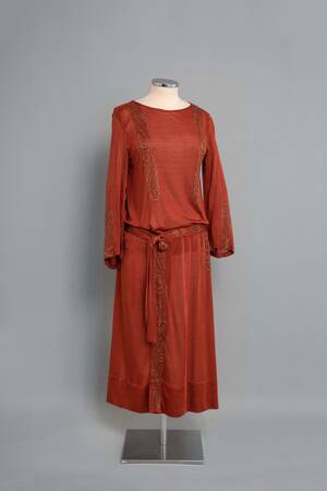 Φόρεμα από κεραμιδί μερσεριζέ με κεντημένα φυτικά σχέδια  
Δεκαετία 1920
Δωρεά: Μυρτώ Παράσχη