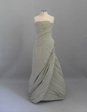 Φόρεμα στράπλες, ντραπέ, του Γιάννη Ευαγγελίδη από φιστικί σατέν ύφασμα
Δεκαετία 1950
Δωρεά: Λιλή Βενιζέλου-Χαραμή