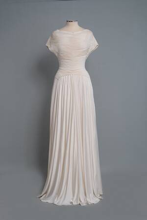 Φόρεμα πτυχωτό από λευκό μεταξωτό ύφασμα της Σοφίας Κοκοσαλάκη  
Λονδίνο 2005	
Δωρεά: Ιωάννα Παπαντωνίου