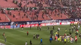 Σκηνές χάους σε ποδοσφαιρικό αγώνα στο Μεξικό: Αιματηρές συμπλοκές μεταξύ οπαδών