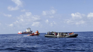 Η SOS Mediterranee αναζητά λιμάνι για 104 διασωθέντες μετανάστες από τη Λιβύη