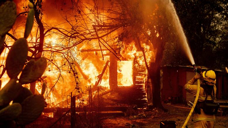Μαίνονται οι πυρκαγιές στην Καλιφόρνια – Χιλιάδες έφυγαν από τα σπίτια τους