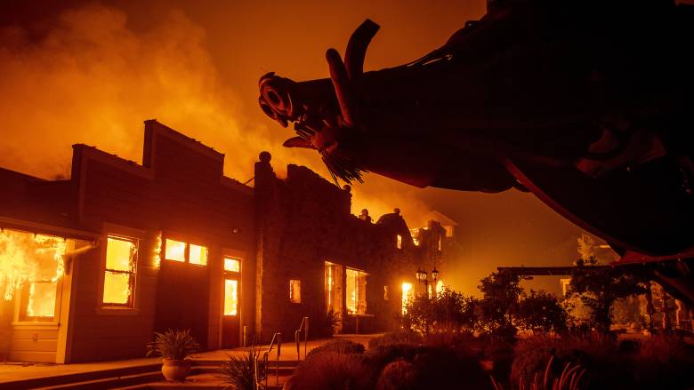 Η φωτιά Kincade κατακαίει την Καλιφόρνια: 180.000 άνθρωποι εγκαταλείπουν τα σπίτια τους