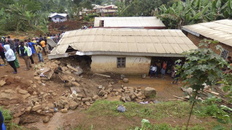 Καταρρακτώδεις βροχές «χτυπούν» το Καμερούν – Δεκάδες νεκροί μετά από κατολίσθηση
