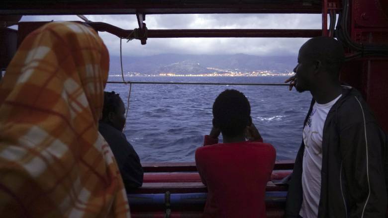 Ιταλία: Ελλιμενίζεται το Ocean Viking που μεταφέρει 104 μετανάστες και πρόσφυγες